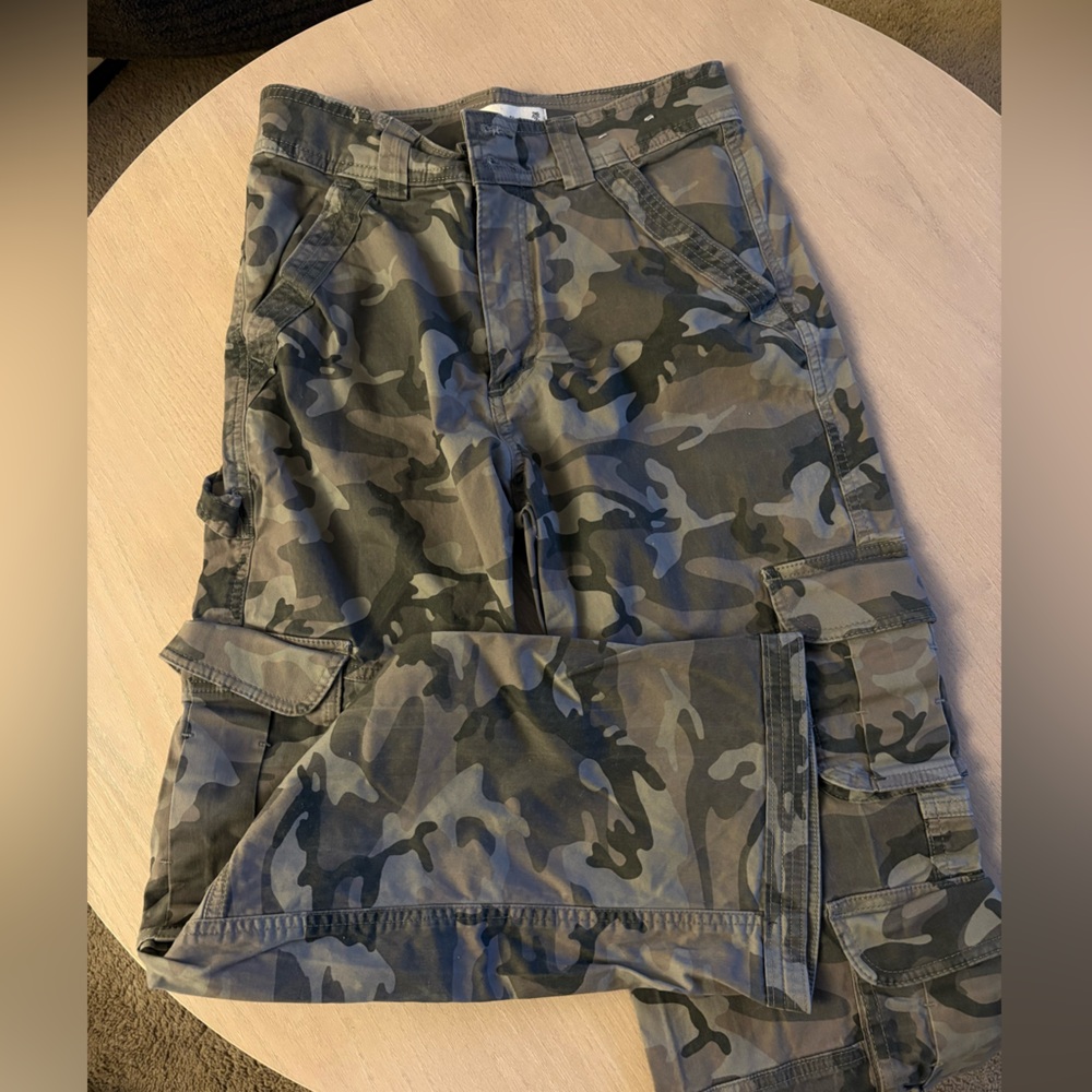 Abercrombie & Fitch Olive Camouflage Pants - size 2